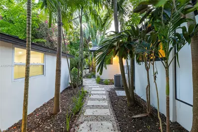 10901 NE 3rd Ave, Miami, FL 33161 - Photo 35