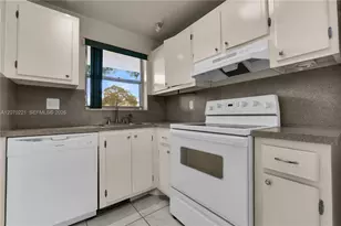 8081 N Sunrise Lakes Dr, Sunrise, FL 33322 - Photo 15