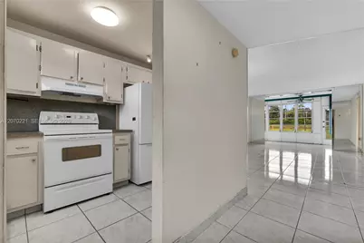8081 N Sunrise Lakes Dr #110, Sunrise, FL 33322 - Photo 17