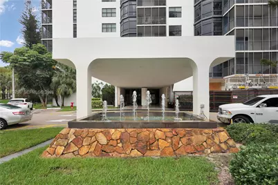 20100 W Country Club Dr #403, Aventura, FL 33180 - Photo 3