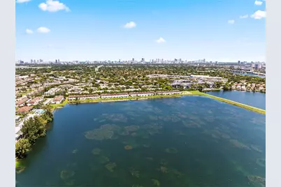 20576 NE 5th Pl, Miami, FL 33179 - Photo 37