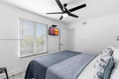 1370 NE 40th Dr, Oakland Park, FL 33334 - Photo 25