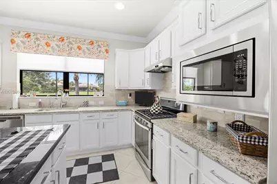 218 SE Longview Dr, Port Saint Lucie, FL 34984 - Photo 9