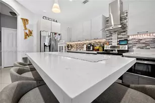 8061 NW 114th Pl, Doral, FL 33178 - Photo 9