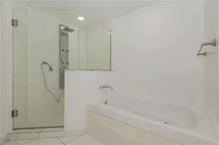 55 SE 6th St, Miami, FL 33131 - Photo 13