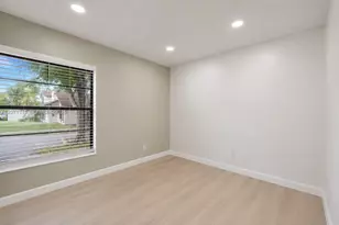 525 NW 100th Ct, Miami, FL 33172 - Photo 17