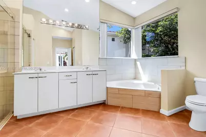 1051 W Bel Aire Dr W, Pembroke Pines, FL 33027 - Photo 15