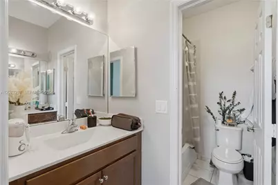 9400 W 35th Ln, Hialeah, FL 33018 - Photo 47