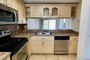 10290 NW 9th St Cir, Miami, FL 33172 - Photo 19