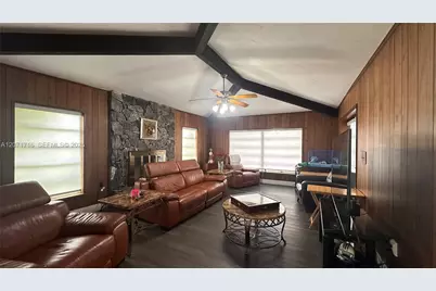 18921 W Oakmont Dr, Hialeah, FL 33015 - Photo 37