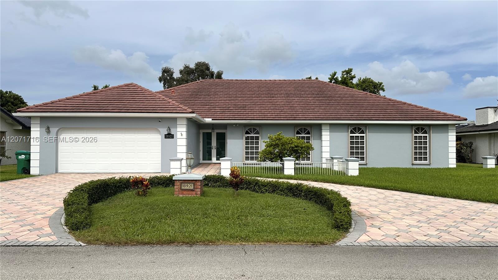 18921 W Oakmont Dr - 18921 W Oakmont Dr, Hialeah, FL 33015 Luxury Property | Jose Angel Pina