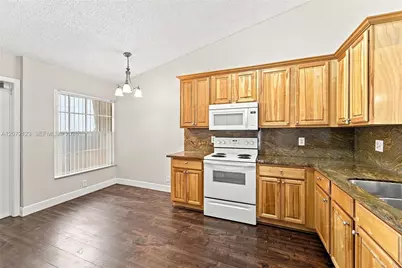 10425 NW 9th Mnr, Coral Springs, FL 33071 - Photo 7