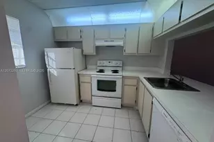 10381 NW 8th St, Pembroke Pines, FL 33026 - Photo 5