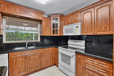 18253 SW 5th St, Pembroke Pines, FL 33029 - Photo 11