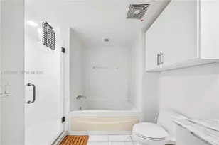 55 SE 6th St, Miami, FL 33131 - Photo 11