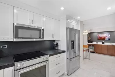 5555 Collins Ave #16B, Miami Beach, FL 33140 - Photo 9