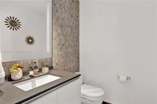 68 SE 6th St, Miami, FL 33131 - Photo 17