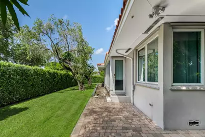 8901 Hawthorne Ave, Surfside, FL 33154 - Photo 23