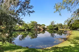 400 Palm Cir W, Pembroke Pines, FL 33025 - Photo 31