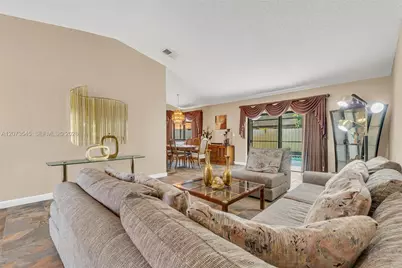 6302 NW 201st Ter, Hialeah, FL 33015 - Photo 11