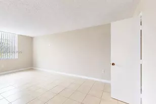 9360 Fontainebleau Blvd, Miami, FL 33172 - Photo 11