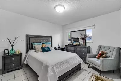 980 W 43rd Pl, Hialeah, FL 33012 - Photo 11