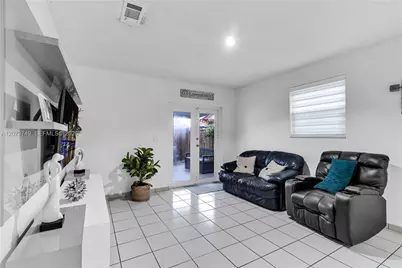 980 W 43rd Pl, Hialeah, FL 33012 - Photo 7