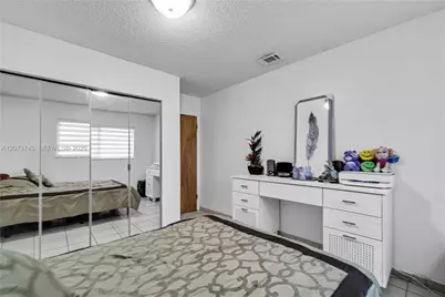 980 W 43rd Pl, Hialeah, FL 33012 - Photo 15