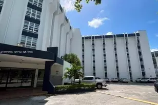9682 Fontainebleau Blvd, Miami, FL 33172 - Photo 3