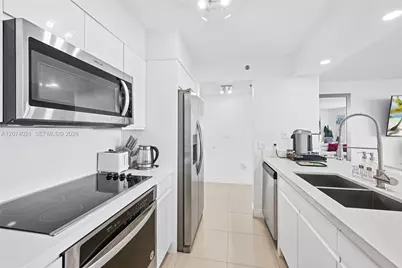 1200 Brickell Bay Dr #3701, Miami, FL 33131 - Photo 11