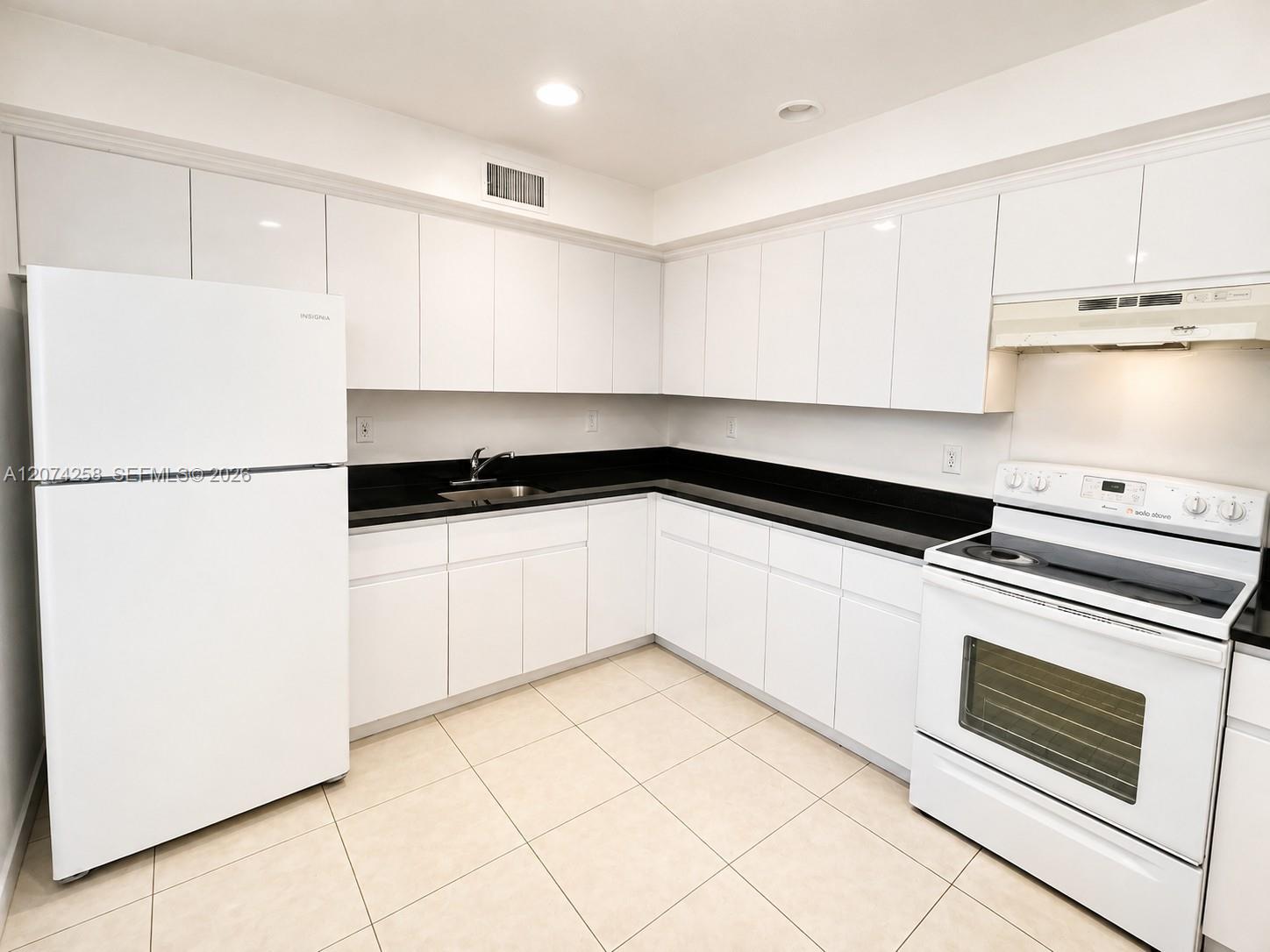 724 NE 4th St #3 - 724 NE 4th St #3, Hallandale Beach, FL 33009 Luxury Property | Jose Angel Pina