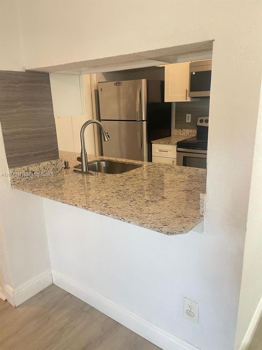 927 Riverside Dr #320 main architectural view