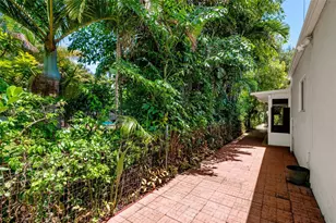 989 Eastward Dr, Miami Springs, FL 33166 - Photo 31