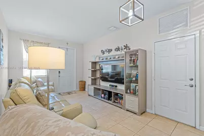 1034 NE 30th Ave, Homestead, FL 33033 - Photo 3