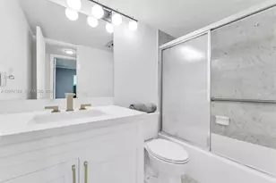 9811 N Hollybrook Lake Dr, Pembroke Pines, FL 33025 - Photo 17