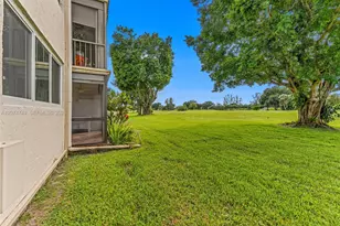9811 N Hollybrook Lake Dr, Pembroke Pines, FL 33025 - Photo 25