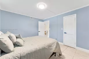 9811 N Hollybrook Lake Dr, Pembroke Pines, FL 33025 - Photo 19