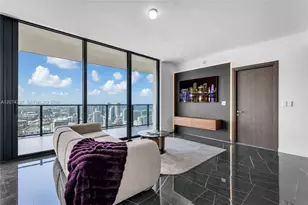 20 NE 11th St, Miami, FL 33132 - Photo 3