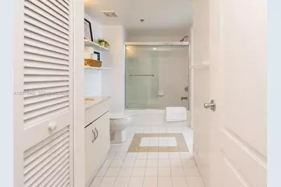 1200 Brickell Bay Dr #3207, Miami, FL 33131 - Photo 9