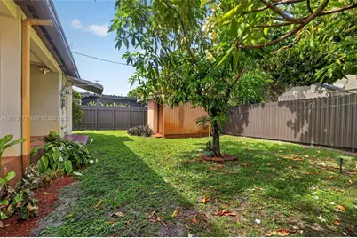 4585 E 9th Ln, Hialeah, FL 33013 - Photo 25