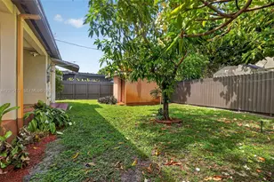 4585 E 9th Ln, Hialeah, FL 33013 - Photo 25