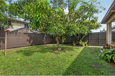 4585 E 9th Ln, Hialeah, FL 33013 - Photo 21