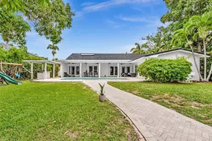 413 Tamarind Dr, Hallandale Beach, FL 33009 - Photo 5