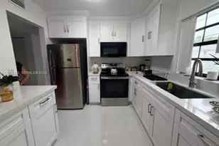 201 Freedom Ct, Deerfield Beach, FL 33442 - Photo 5