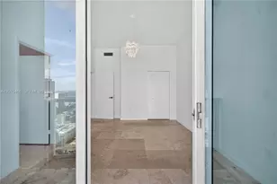 31 SE 5th St, Miami, FL 33131 - Photo 3