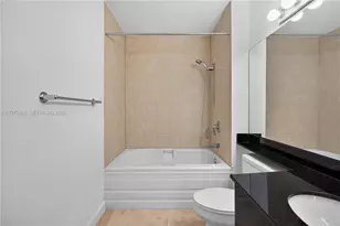 31 SE 5th St, Miami, FL 33131 - Photo 21