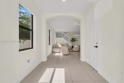 10204 NW 86th St, Doral, FL 33178 - Photo 7