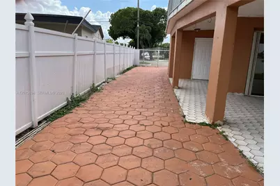 18105 NW 81st Ct, Hialeah, FL 33015 - Photo 11