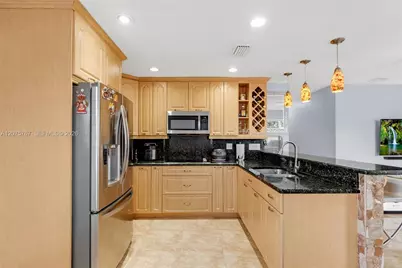6049 W 14th Ct, Hialeah, FL 33012 - Photo 23