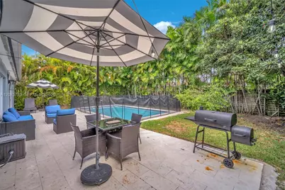 907 NE 5th St, Hallandale Beach, FL 33009 - Photo 25